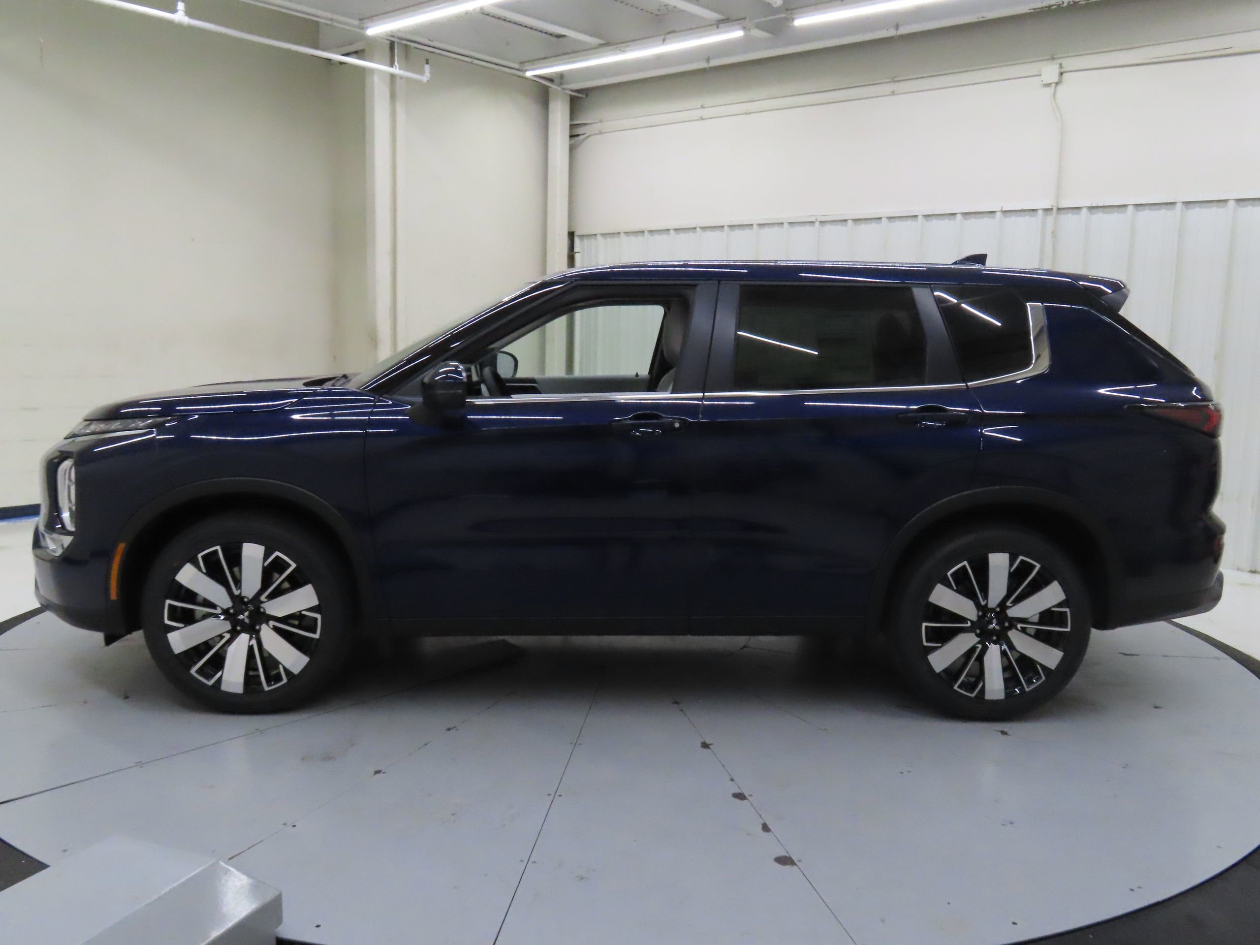 New 2025 Mitsubishi Outlander SE image 6