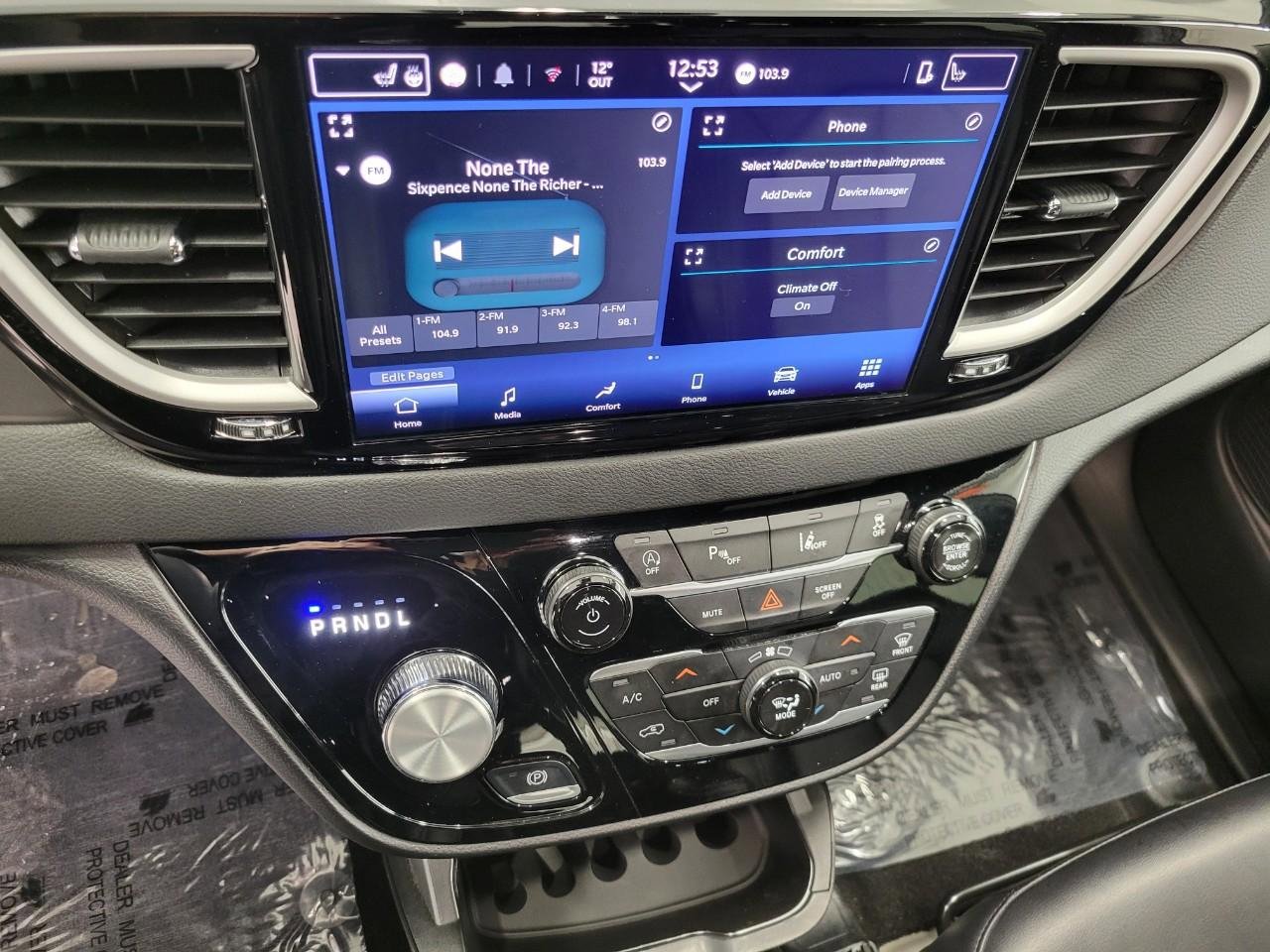 Used 2025 Chrysler Pacifica Select image 9