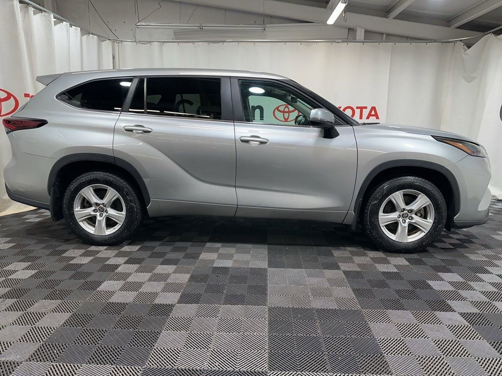 Used 2024 Toyota Highlander LE image 8