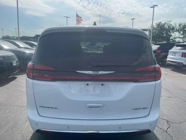 Used 2023 Chrysler Pacifica Limited FWD image 3