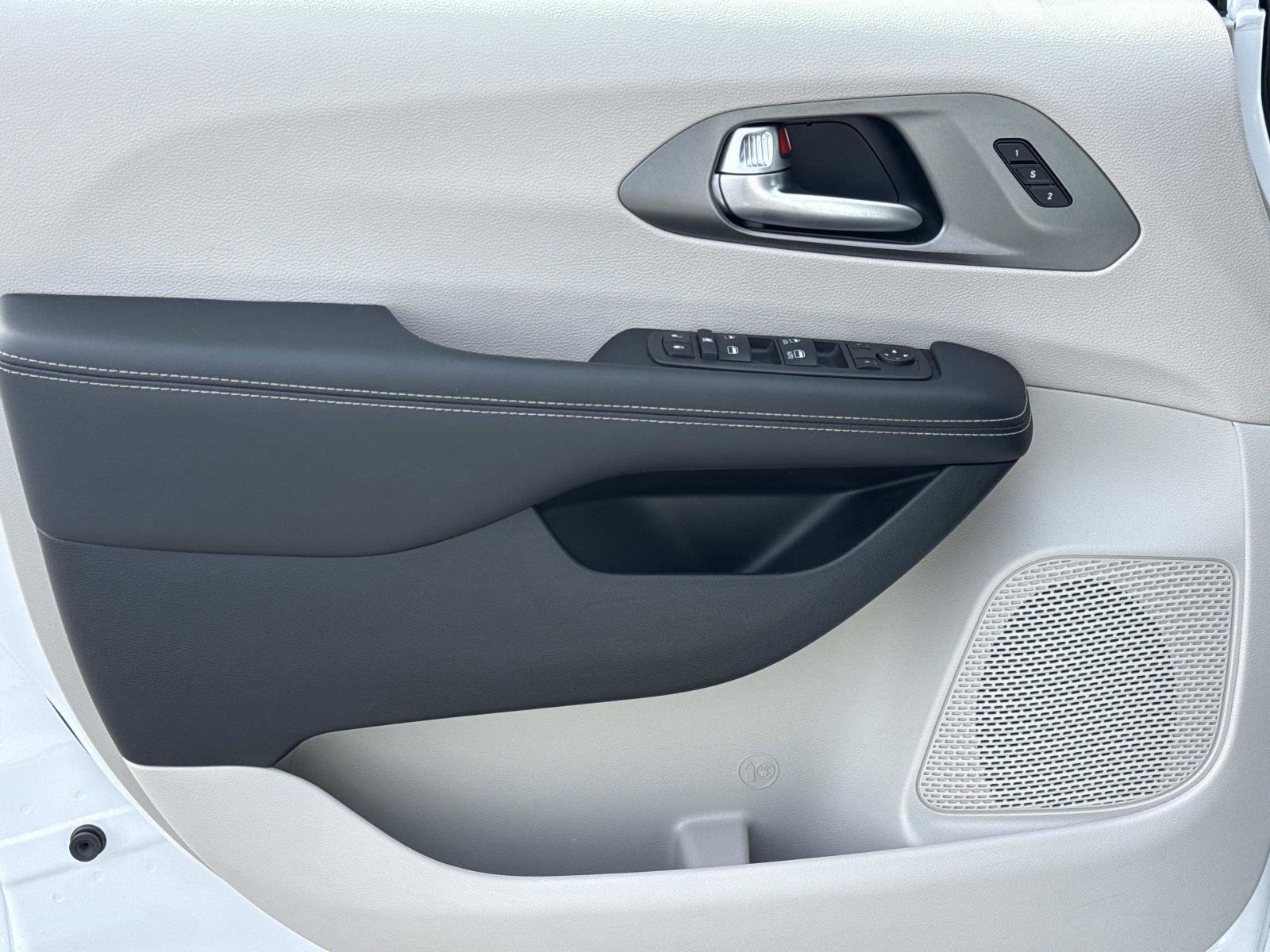Used 2024 Chrysler Pacifica Touring-L image 16