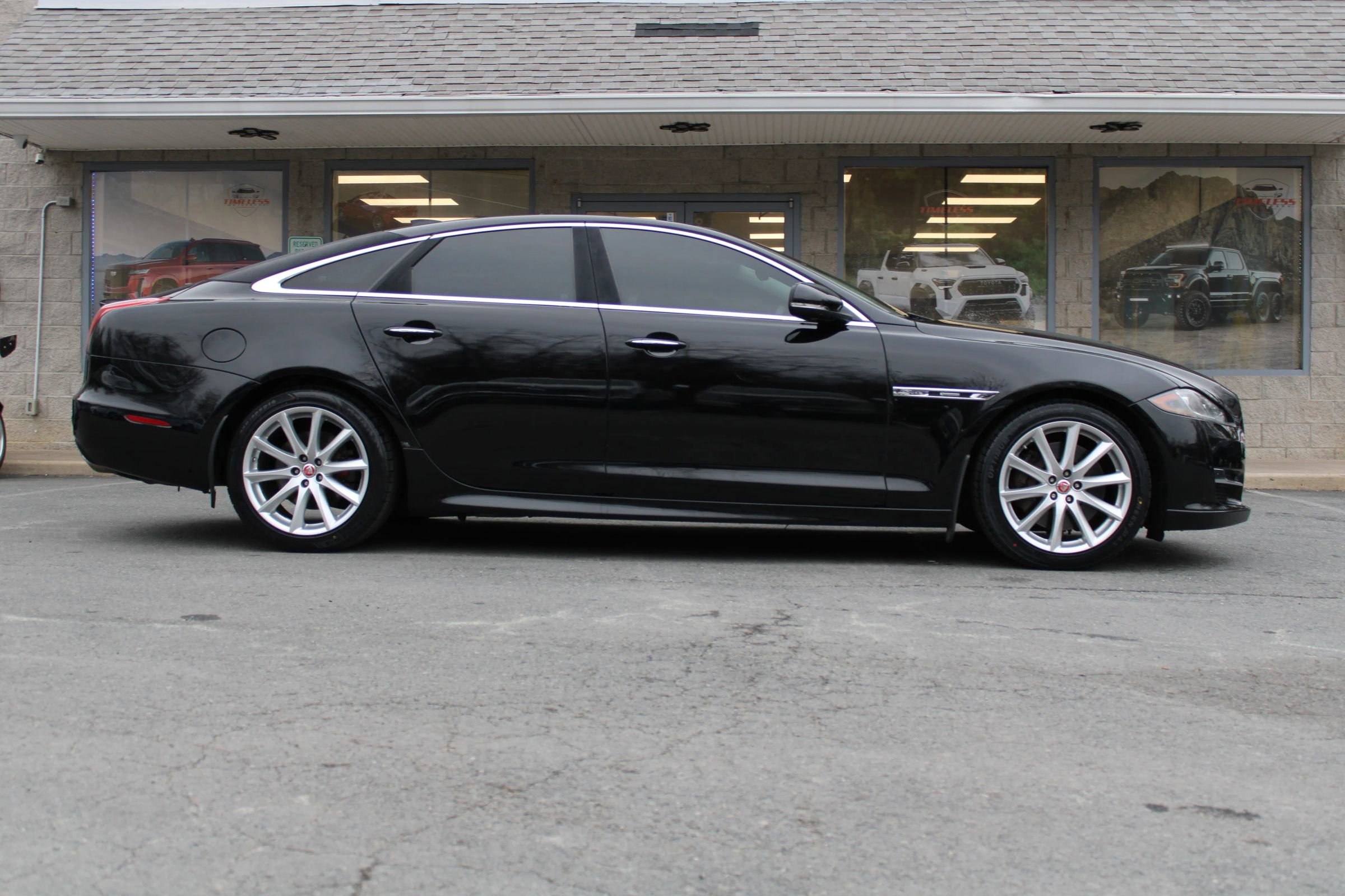 Used 2017 Jaguar XJ R-Sport AWD/4WD image 25