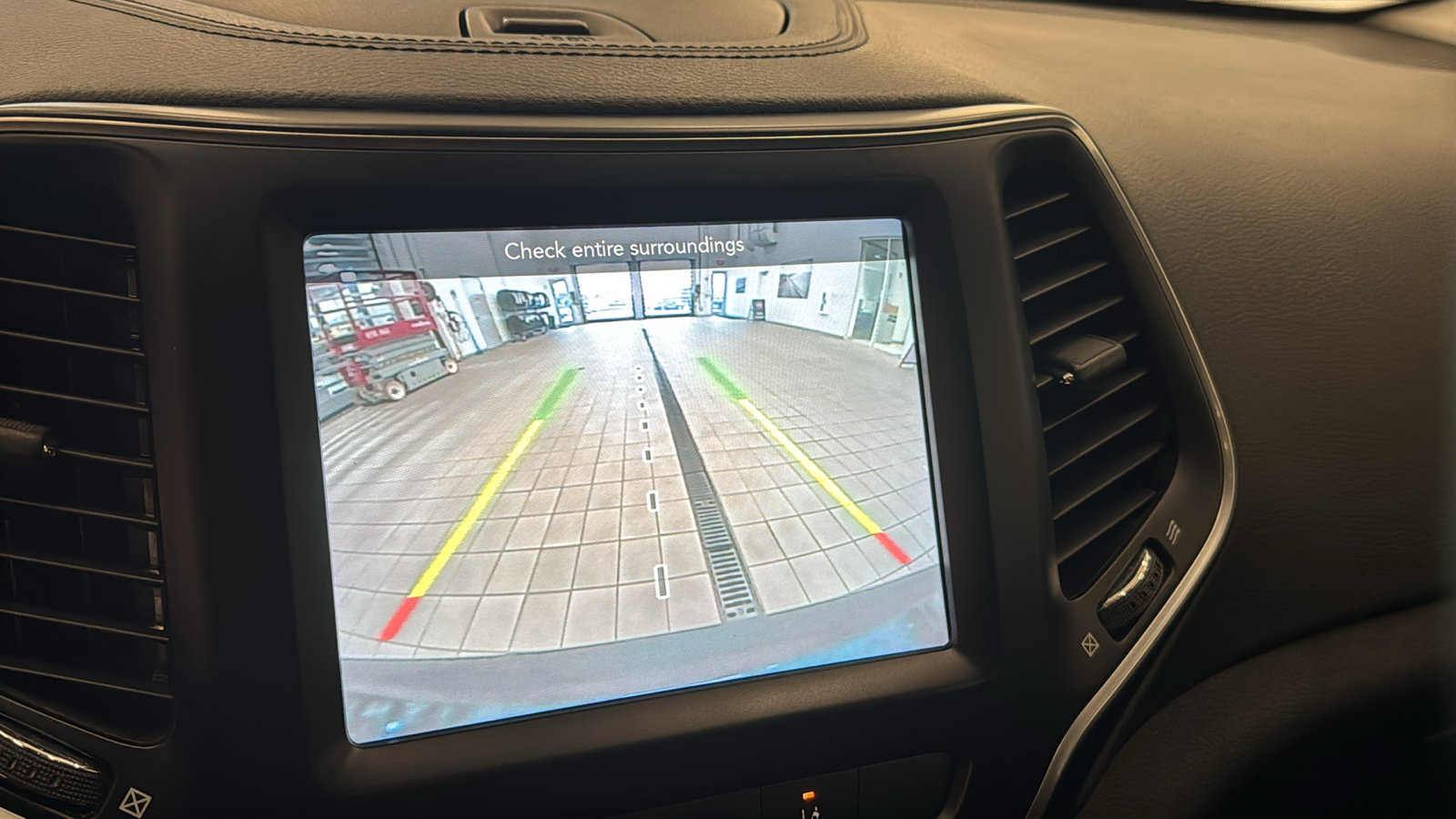 Used 2021 Jeep Cherokee Latitude Lux w/ Sun & Sound Group AWD/4WD image 16