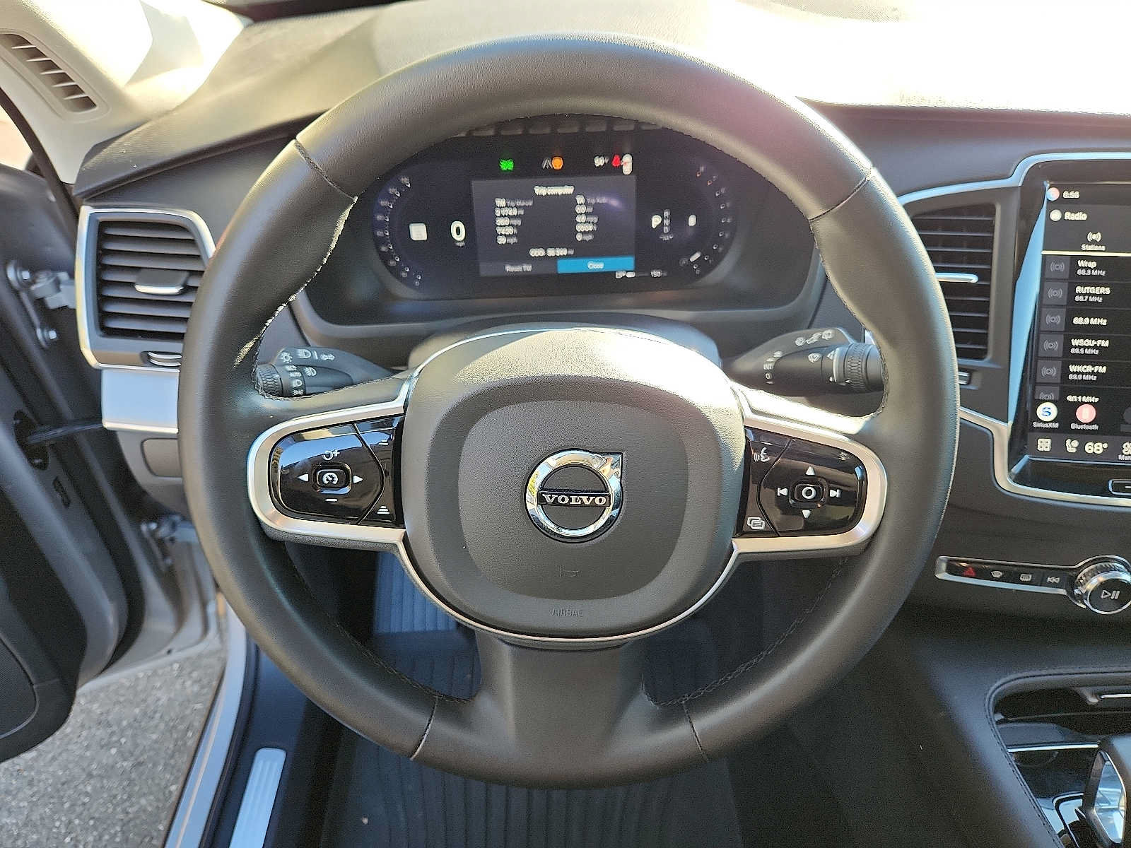 Certified 2023 Volvo XC90 B5 Core w/ Protection Package Premier AWD/4WD image 18
