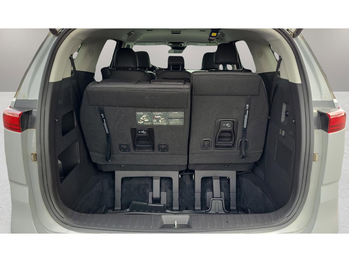 Used 2024 Kia Carnival EX image 14