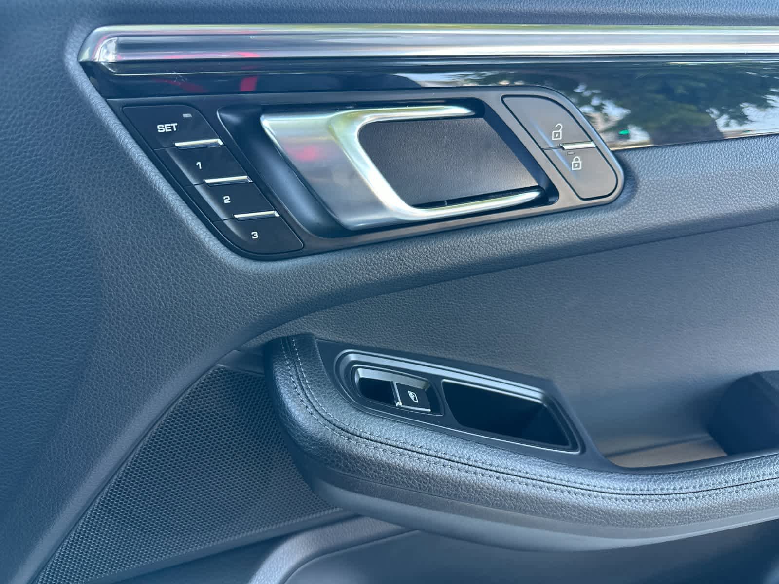 Certified 2025 Porsche Macan AWD/4WD image 19