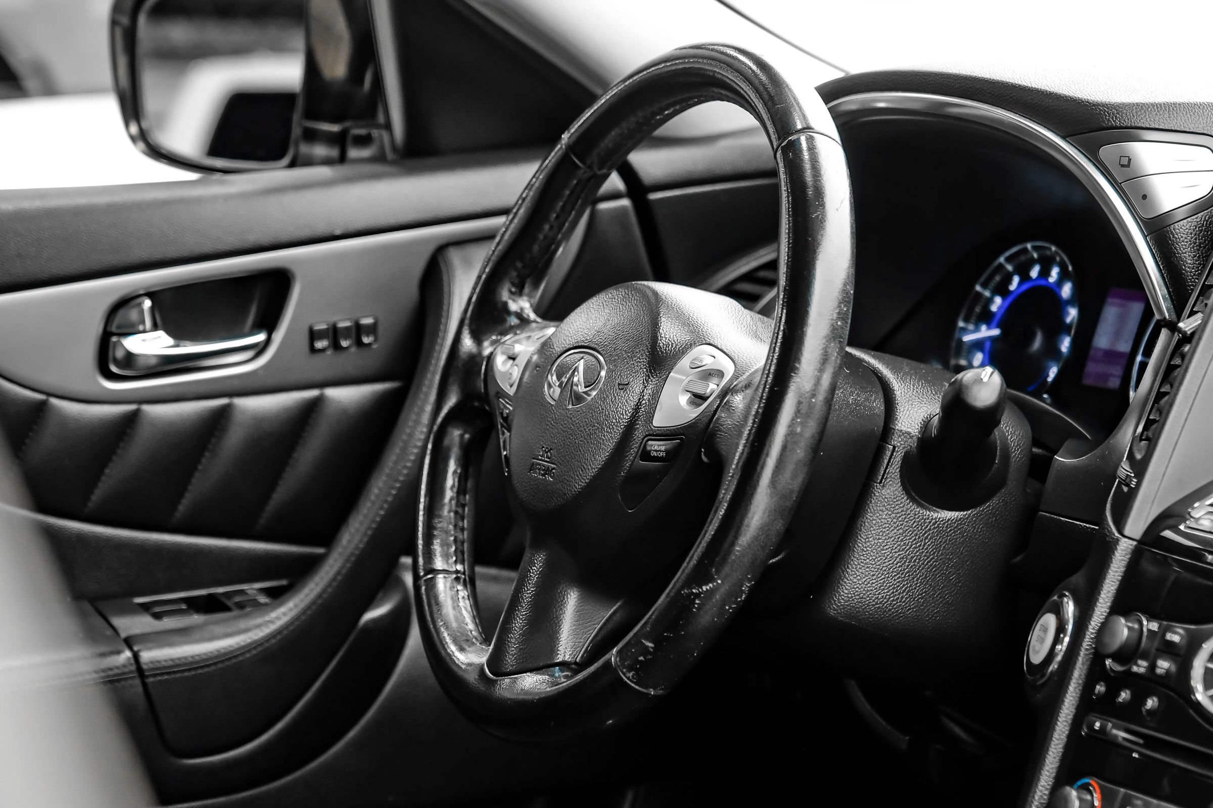 Used 2017 INFINITI QX70 AWD w/ Premium Package image 16