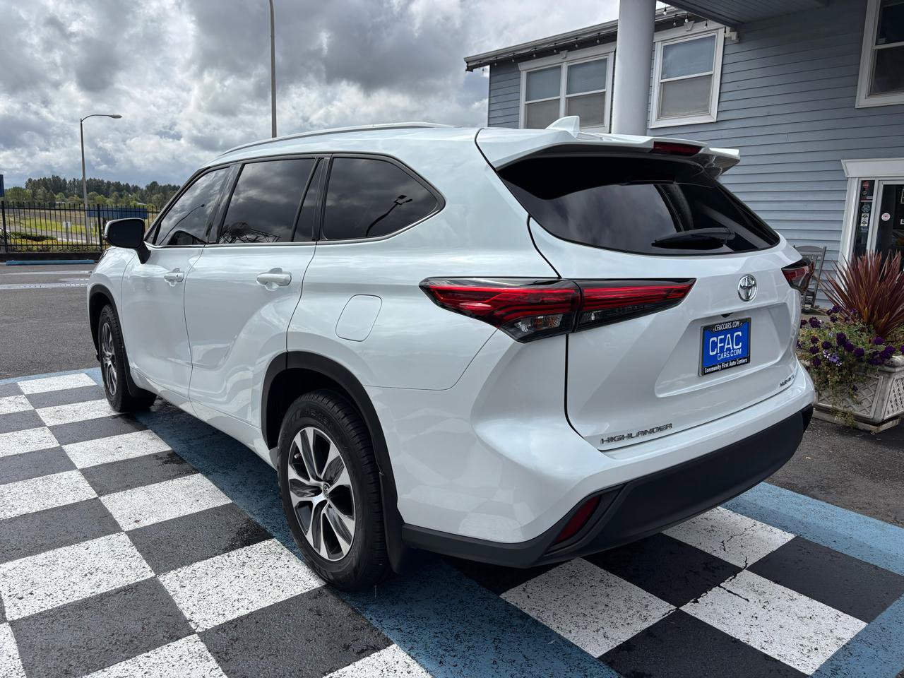 Used 2022 Toyota Highlander XLE AWD/4WD image 3