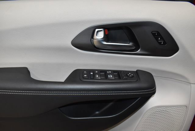 Certified 2024 Chrysler Pacifica Touring-L image 28