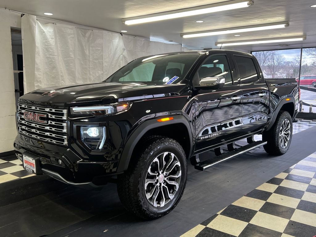 Used 2025 GMC Canyon Denali image 4