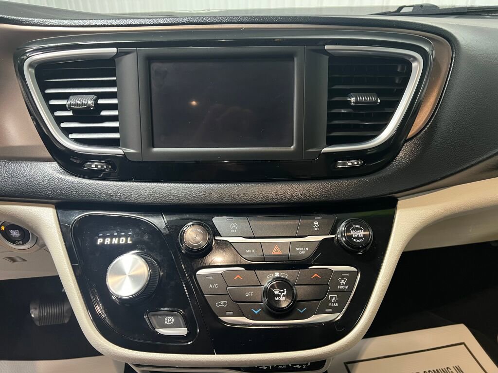 Used 2022 Chrysler Voyager LX image 8