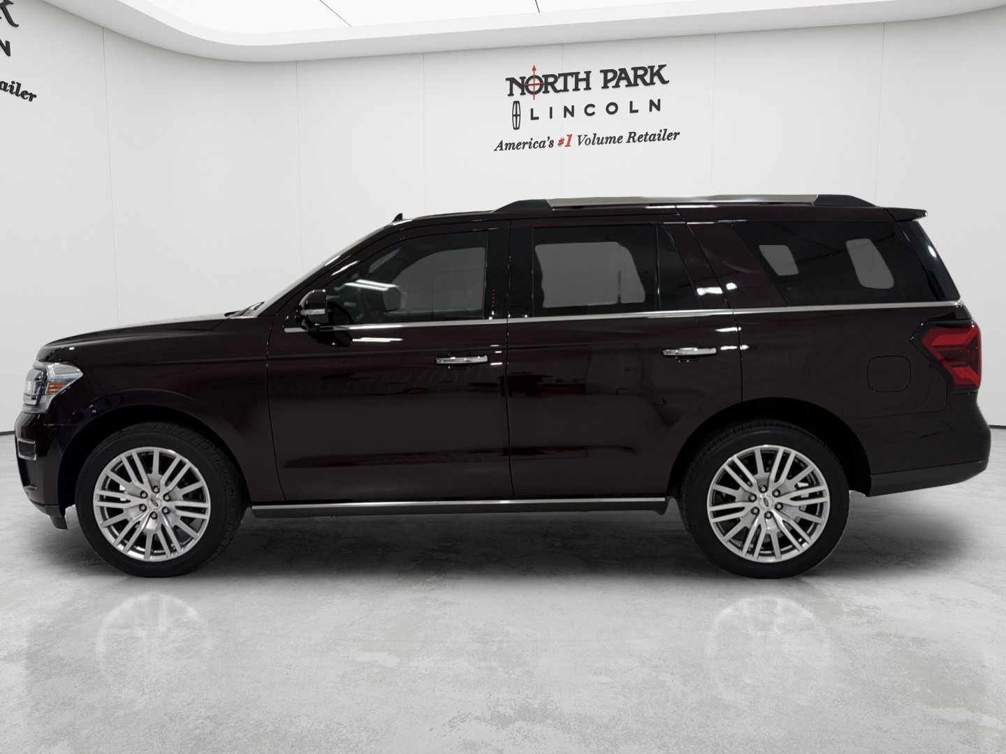 Used 2024 Ford Expedition Limited AWD/4WD image 2