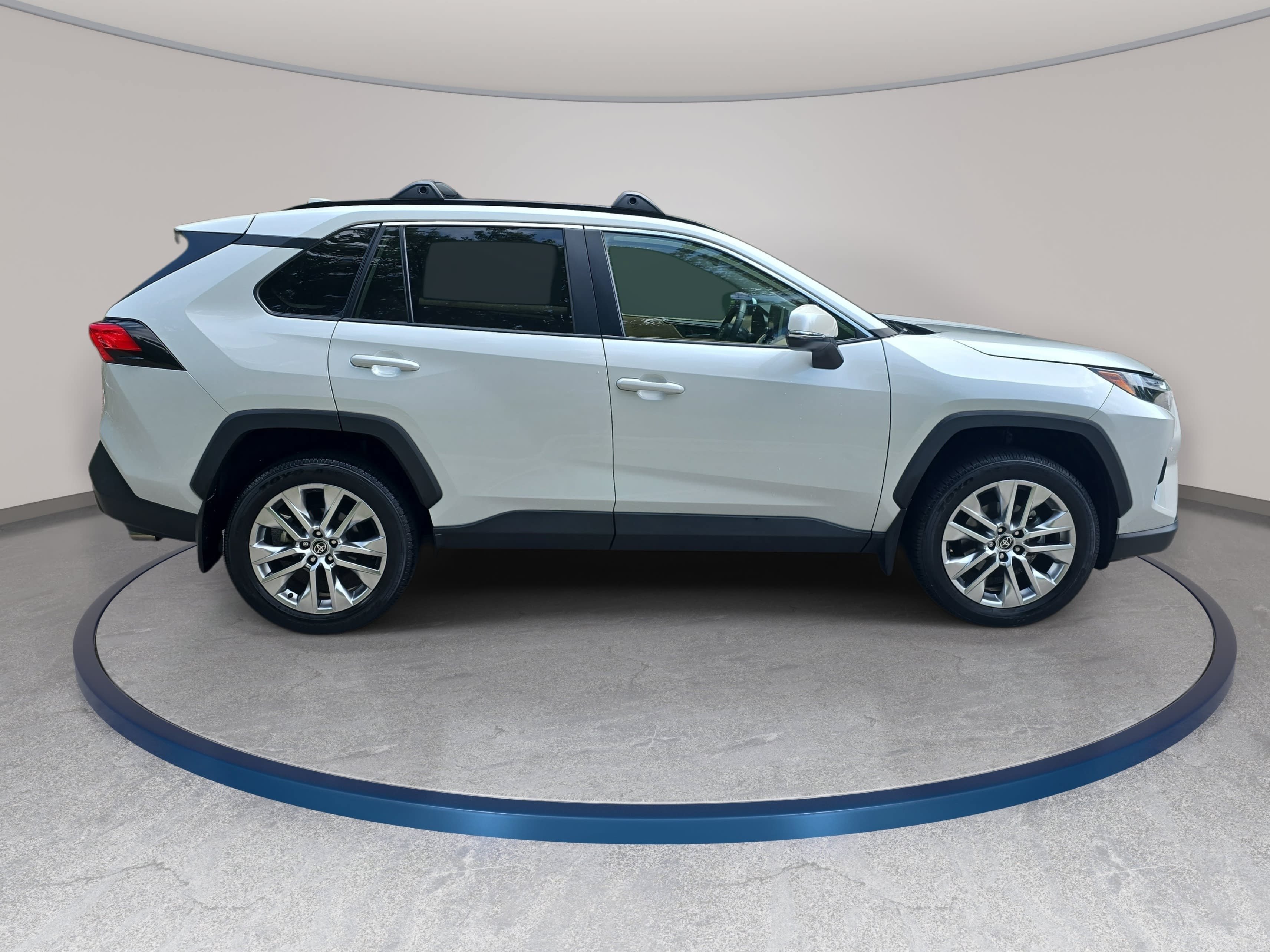 Used 2025 Toyota RAV4 XLE Premium FWD image 4