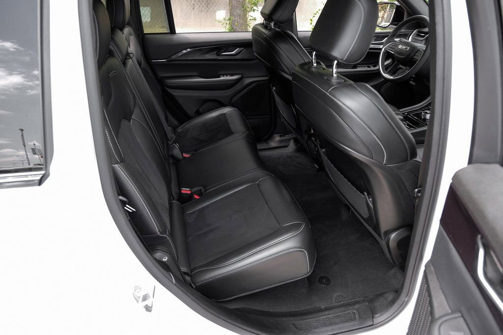 Used 2023 Jeep Grand Cherokee Altitude image 47