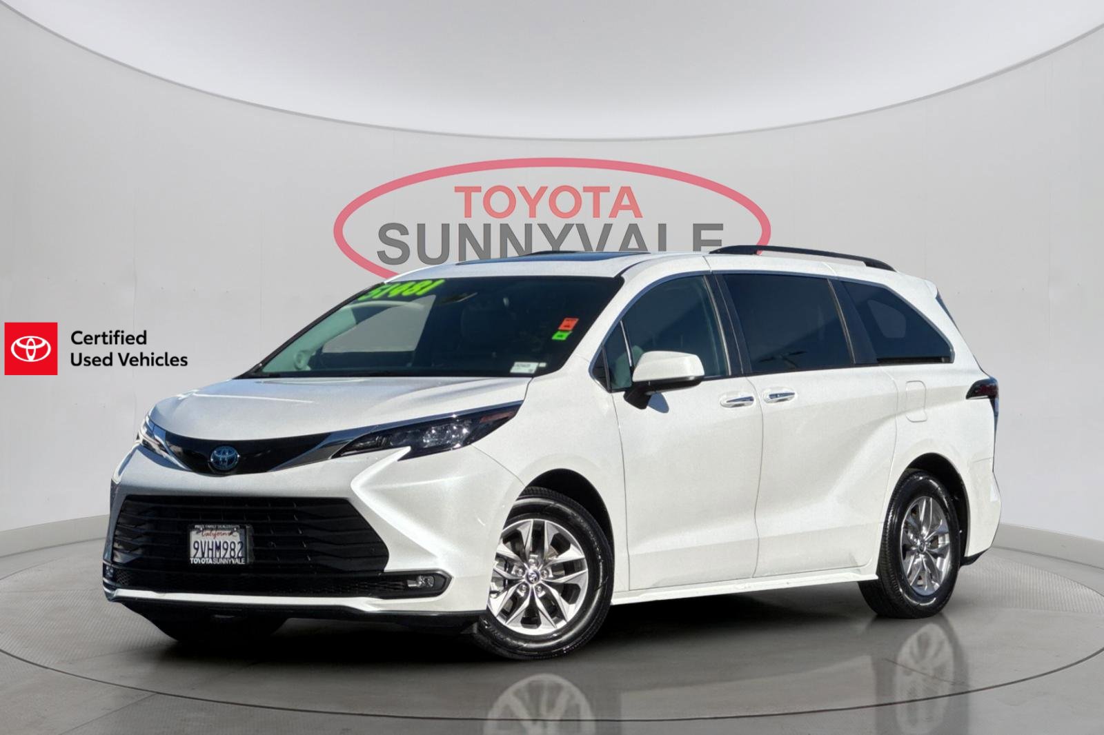 Used 2025 Toyota Sienna XLE FWD image 1