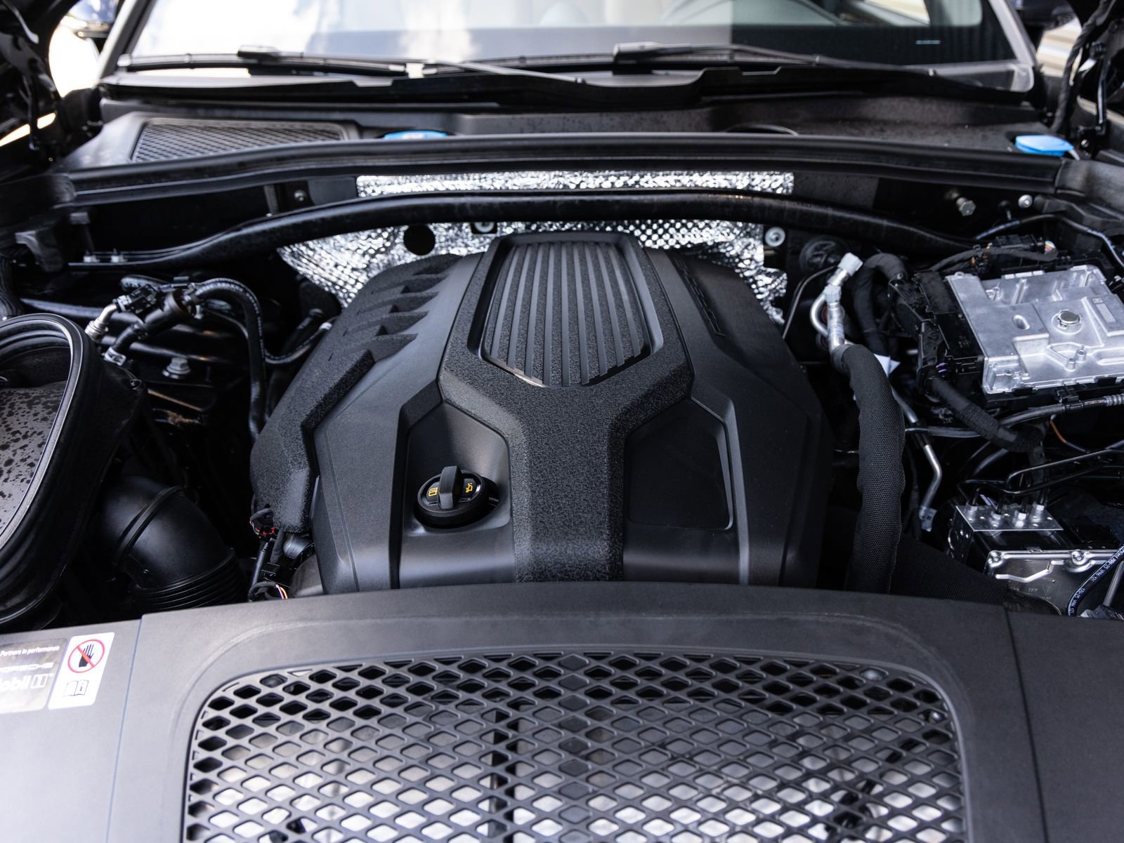 Certified 2025 Porsche Macan AWD/4WD image 36
