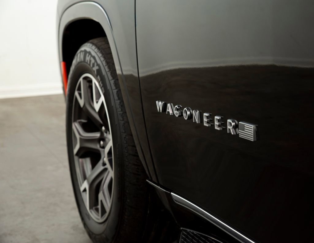 Used 2024 Jeep Wagoneer Series III AWD/4WD image 6