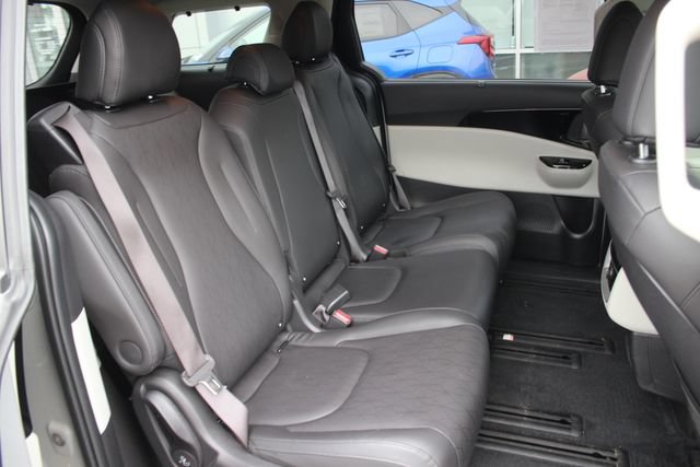 Used 2024 Kia Carnival EX FWD image 31