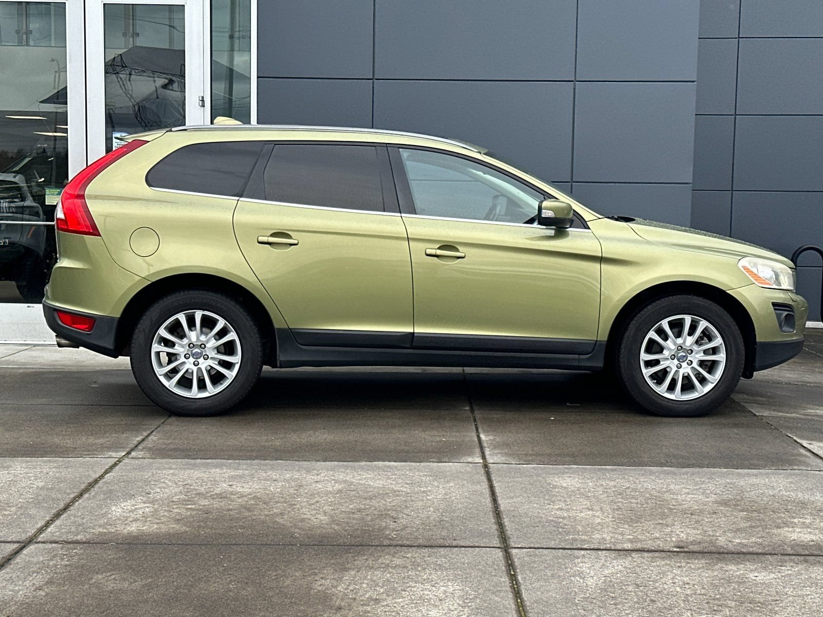 Used 2010 Volvo XC60 T6 AWD/4WD image 2