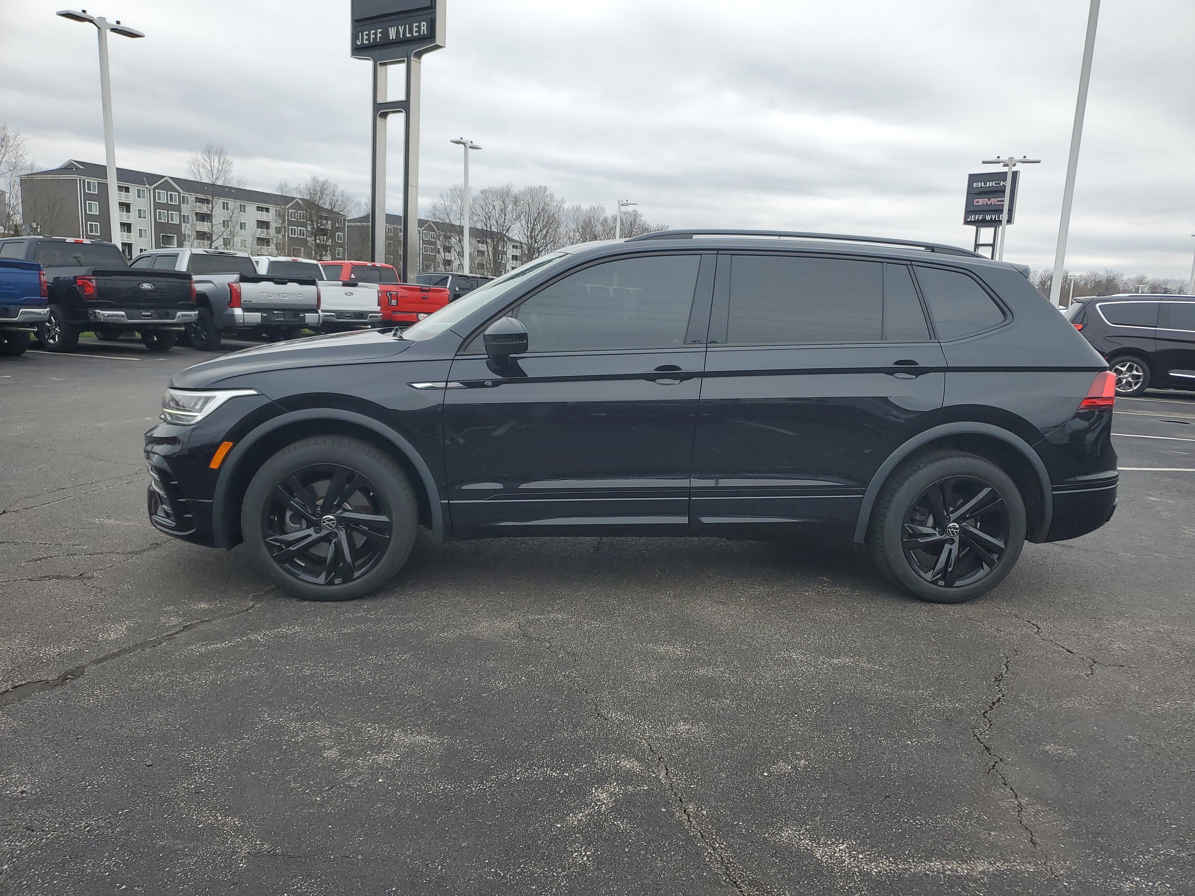 Used 2024 Volkswagen Tiguan SE R-Line image 7