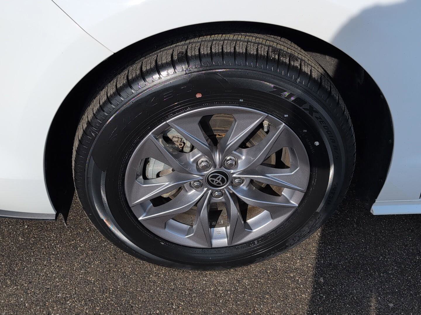 Used 2025 Toyota Sienna LE image 9