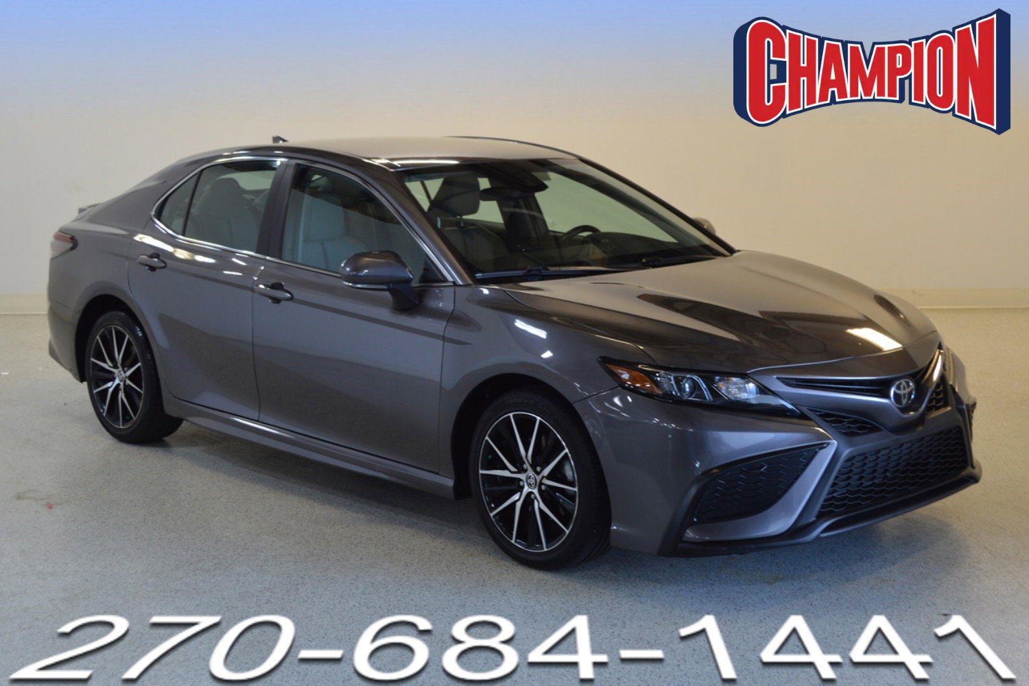 Used 2022 Toyota Camry SE image 1