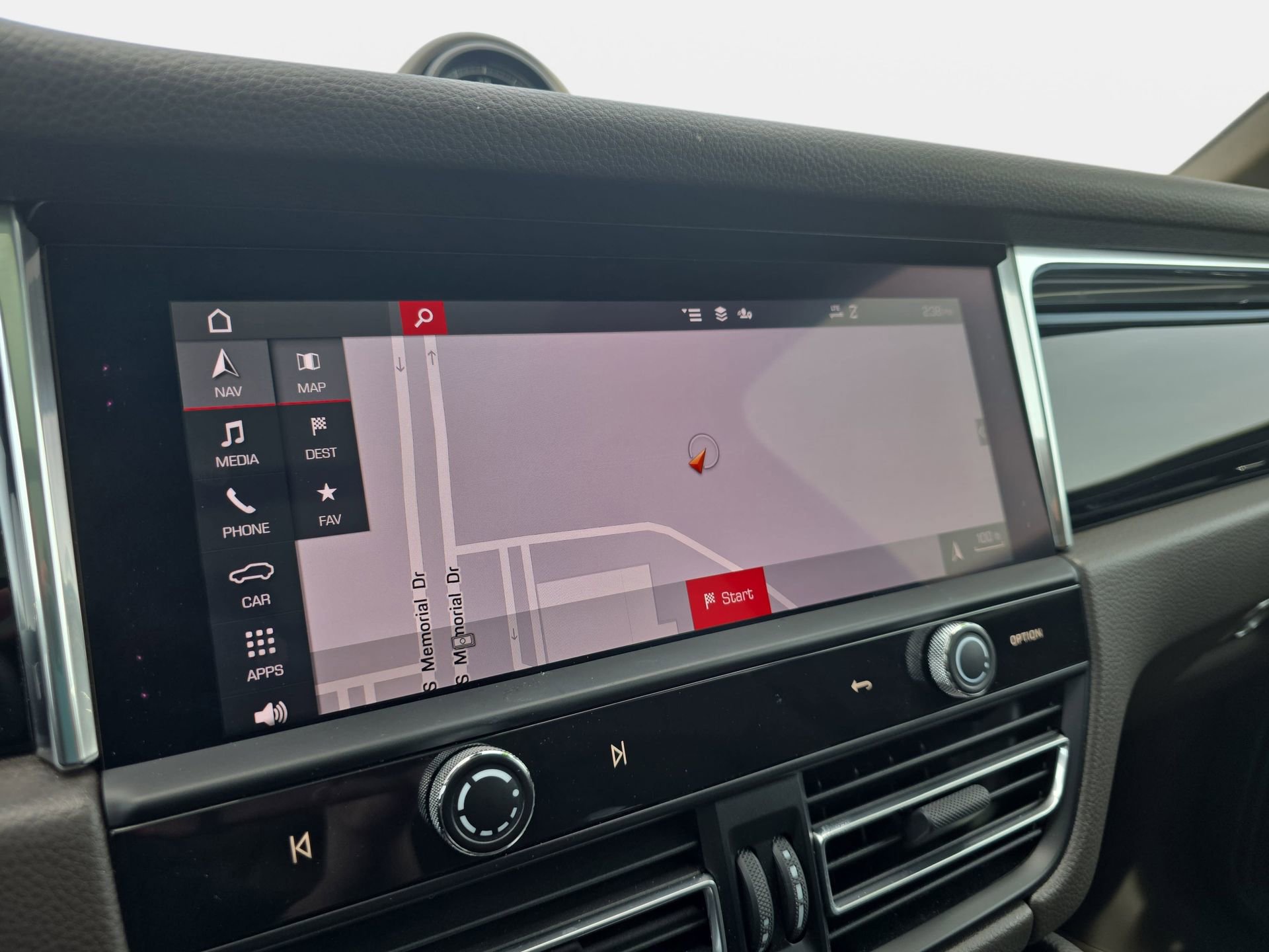 Used 2025 Porsche Macan AWD/4WD image 22