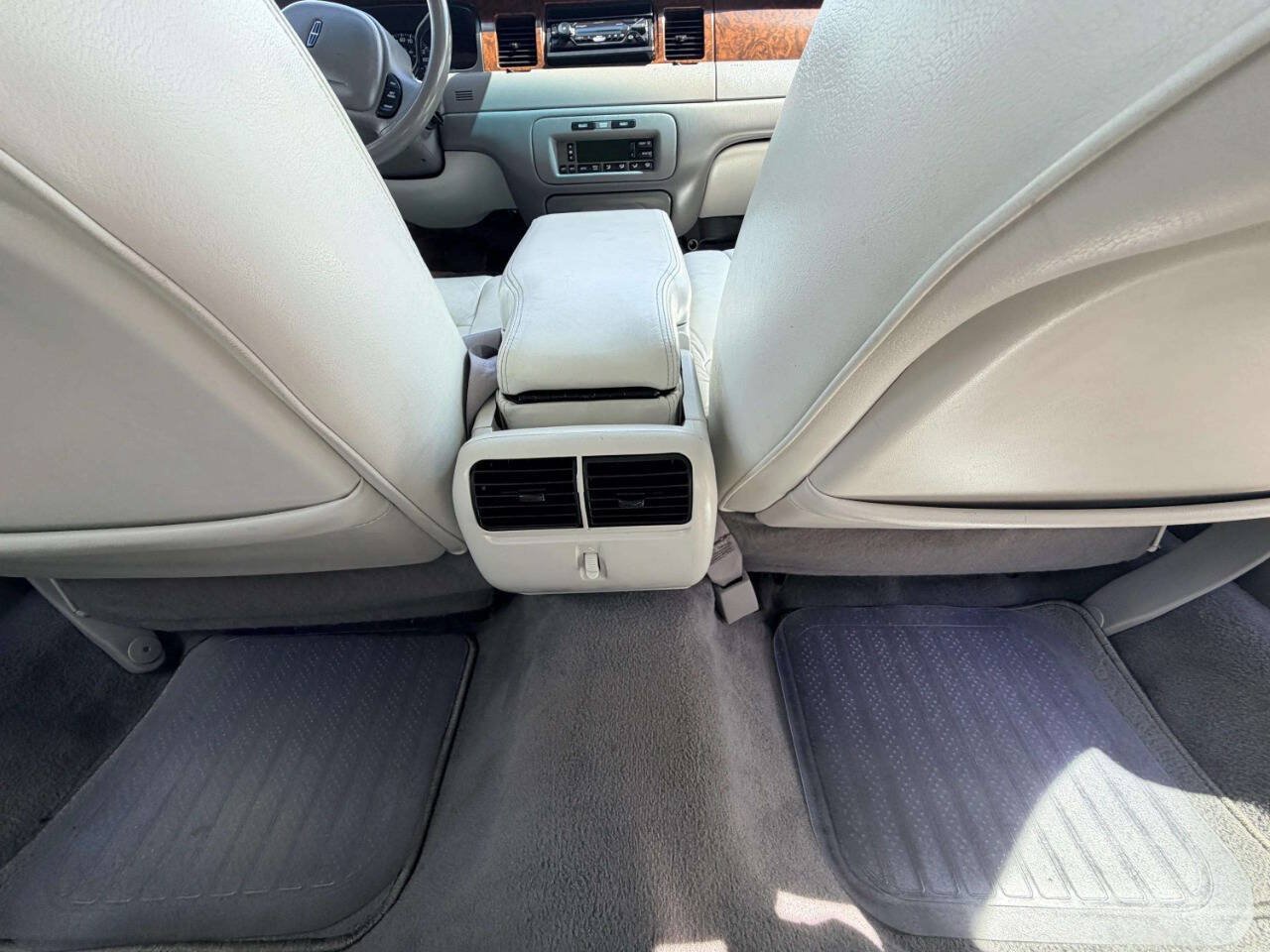 Used 2001 Lincoln Town Car Executive RWD image 23