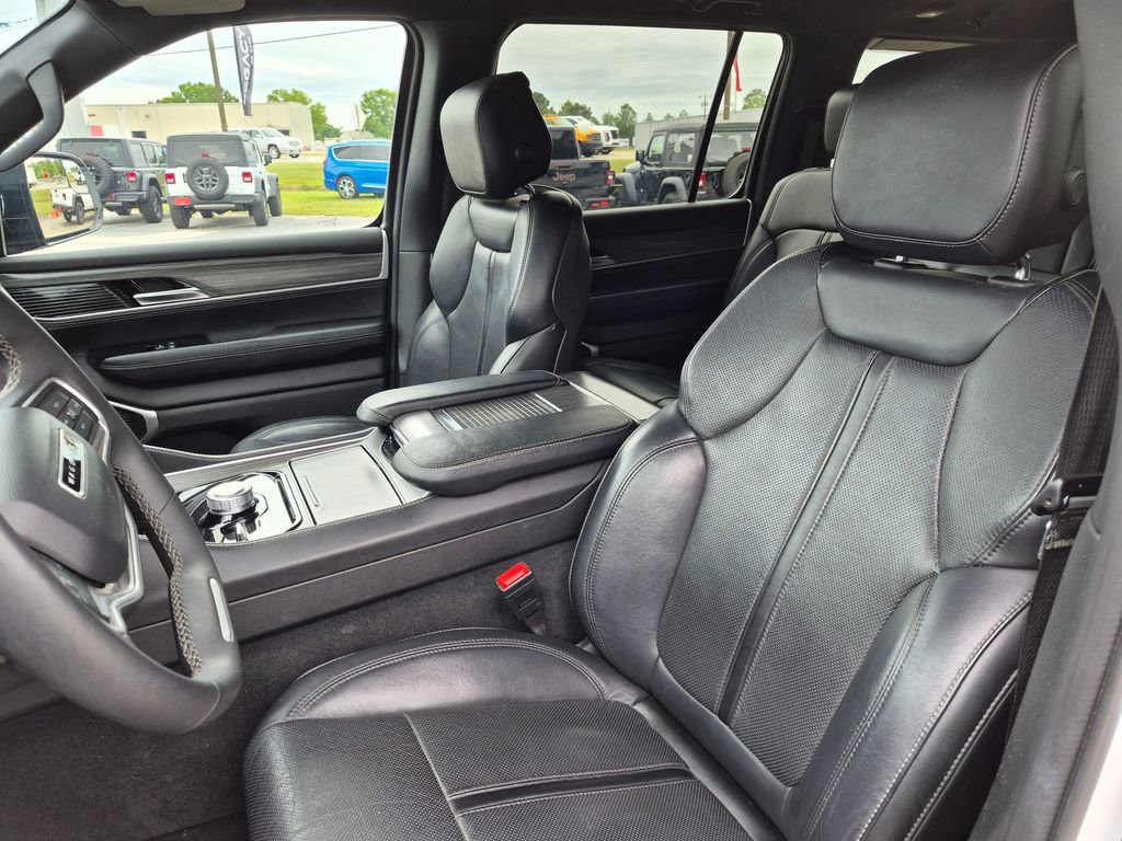 Used 2024 Jeep Wagoneer Series II w/ Flexible Seating Group AWD/4WD image 16