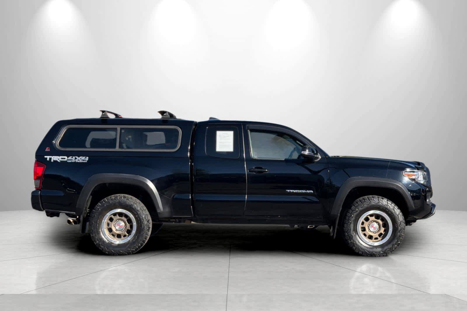Used 2016 Toyota Tacoma TRD Off-Road w/ Premium & Technology Package AWD/4WD image 8