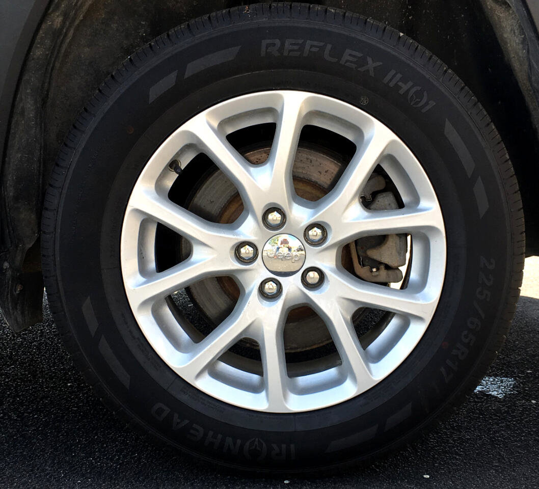 Used 2017 Jeep Cherokee Latitude w/ Safety/Convenience Group image 26