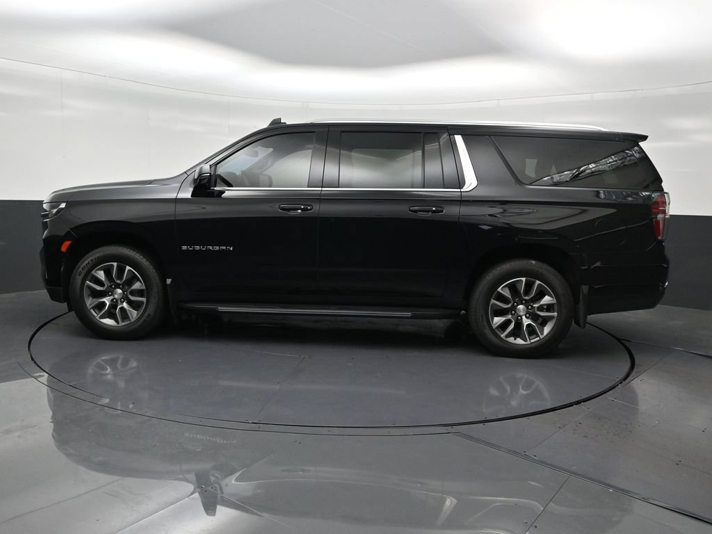 Used 2022 Chevrolet Suburban LT w/ Luxury Package RWD image 2