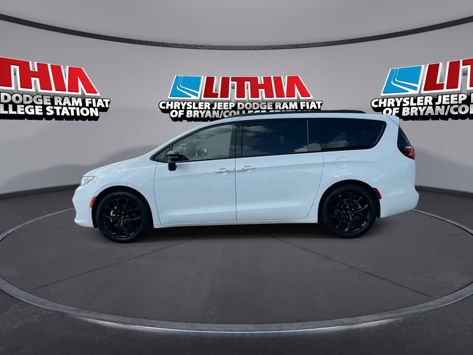 Used 2025 Chrysler Pacifica Limited FWD image 5