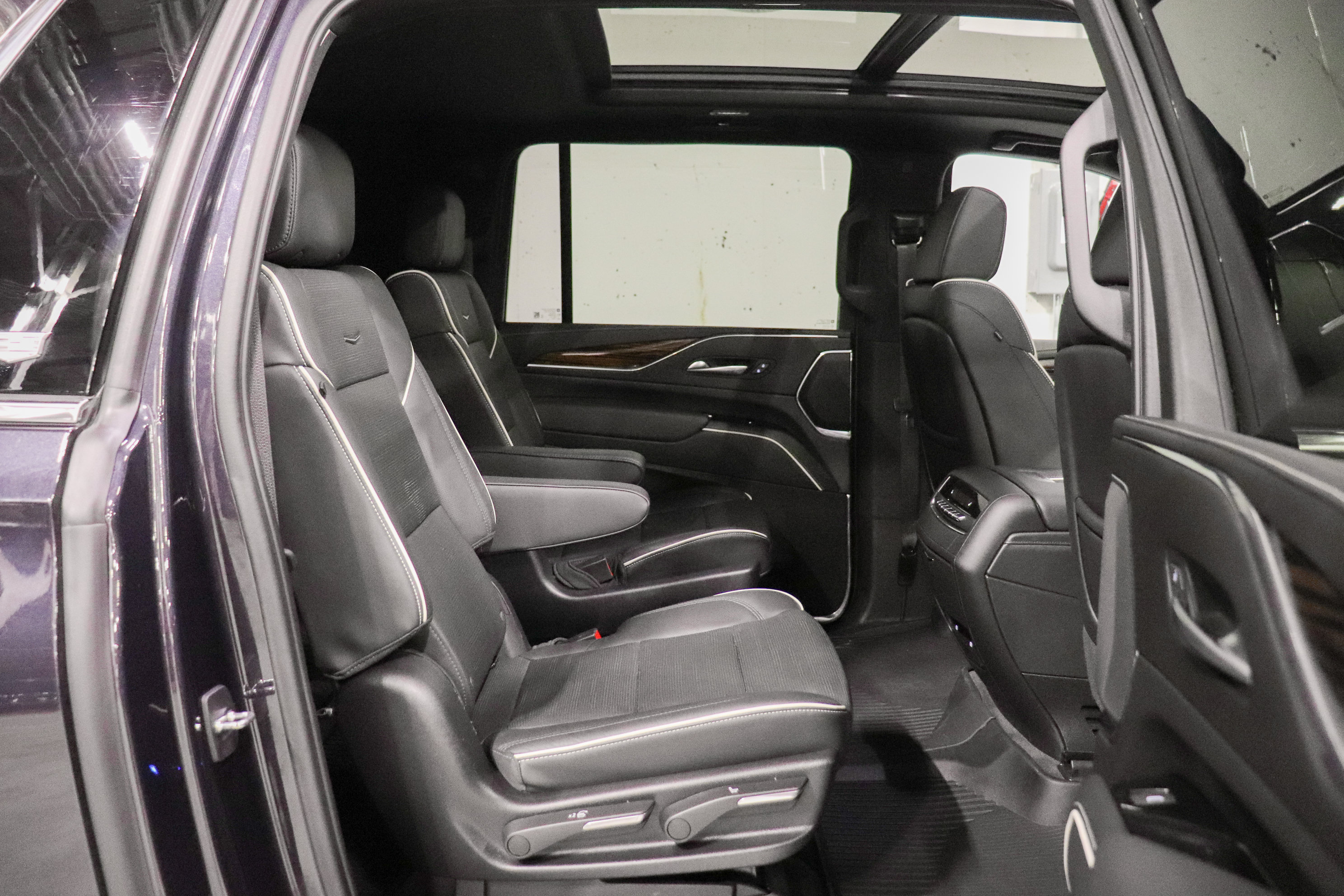 Used 2023 Cadillac Escalade ESV Premium Luxury AWD/4WD image 22
