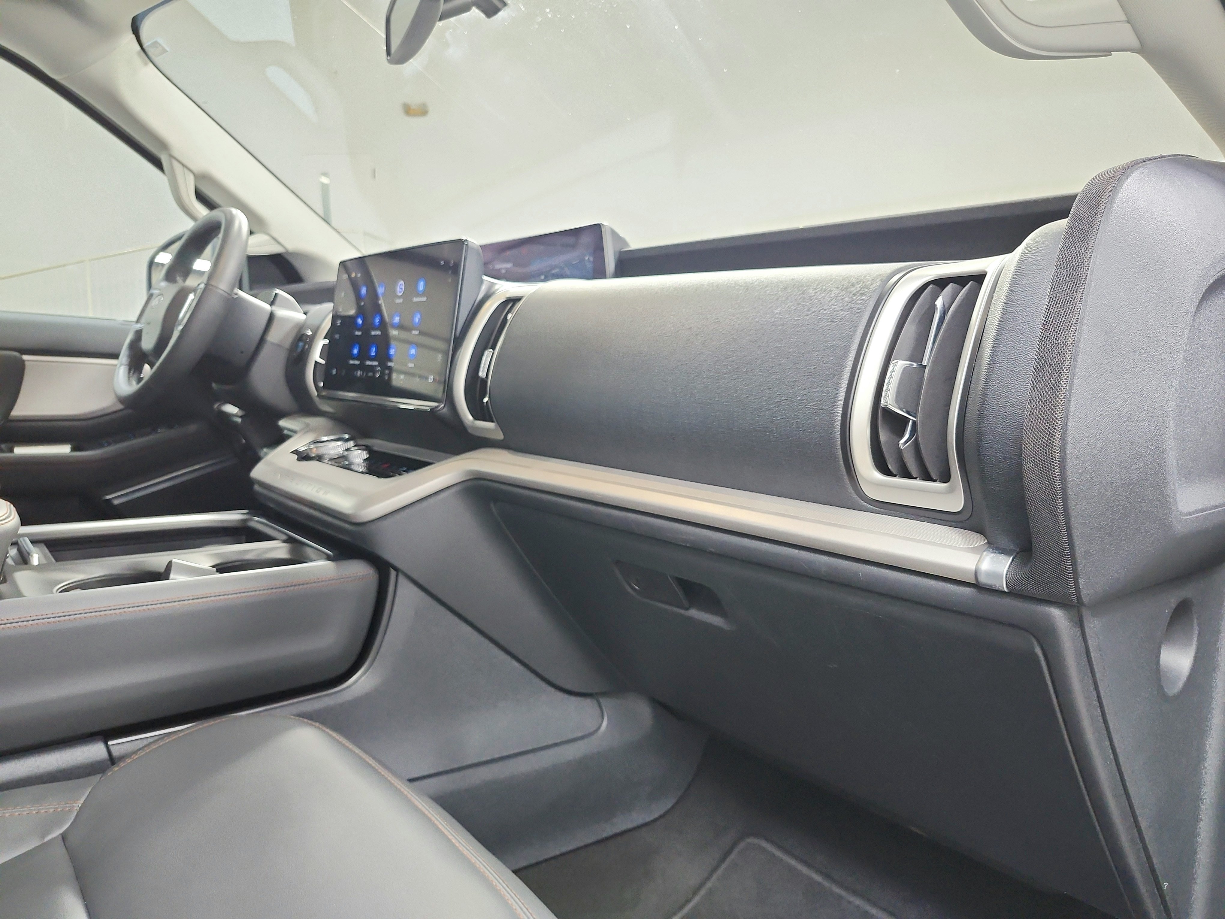 Used 2025 Ford Expedition Active AWD/4WD image 46