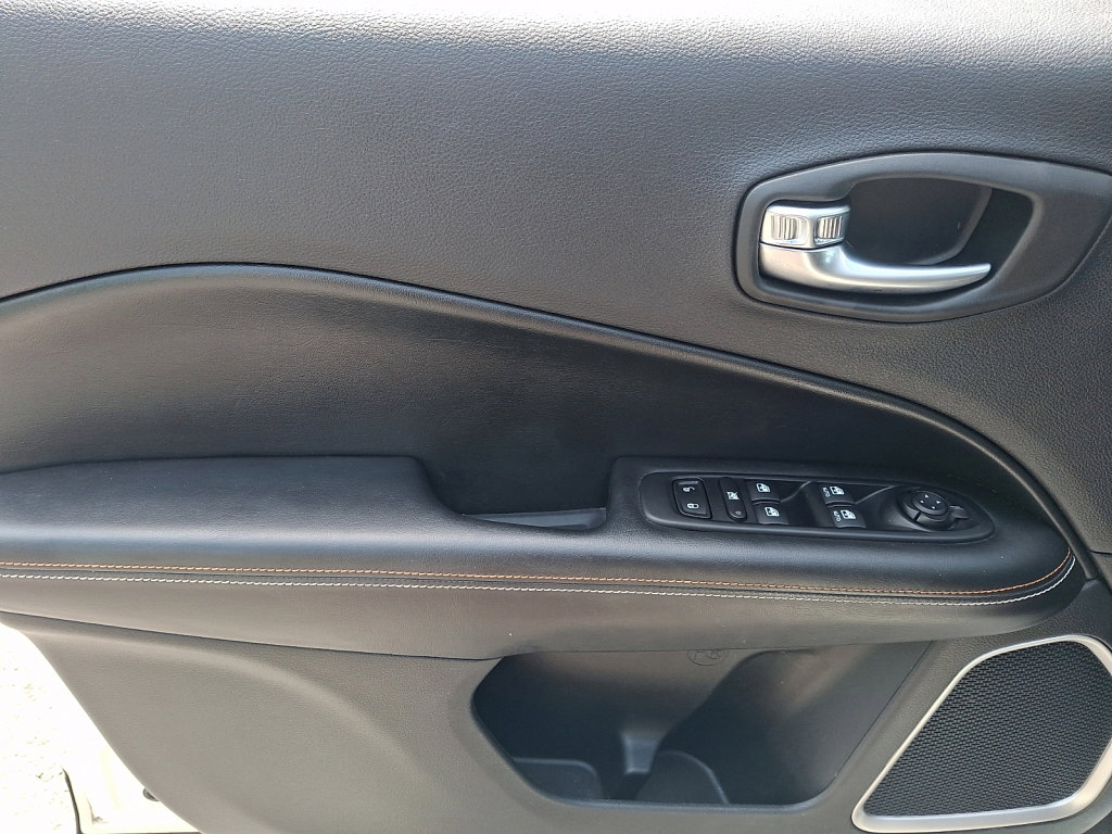 Used 2020 Jeep Compass Latitude w/ Cold Weather Group AWD/4WD image 22