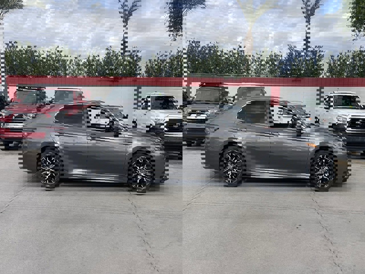 Used 2023 Toyota Camry SE image 3