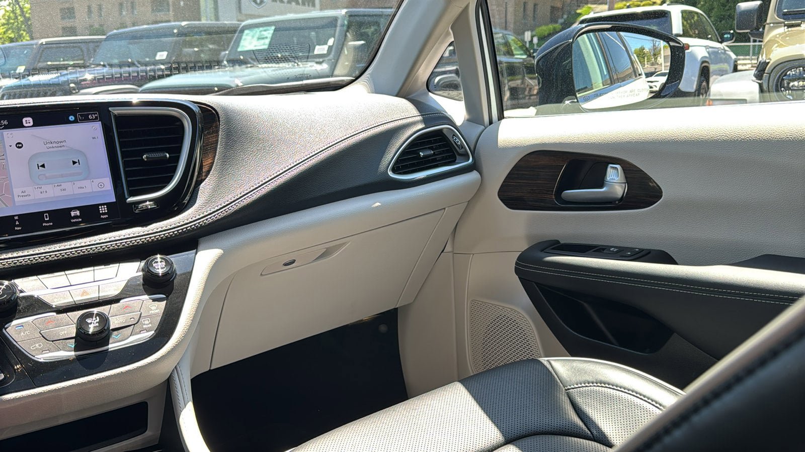 Certified 2024 Chrysler Pacifica Limited FWD image 30