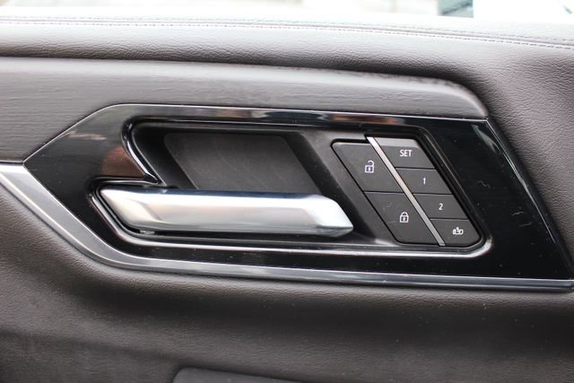 Used 2025 GMC Yukon Denali w/ Sun & Power Step Package image 38