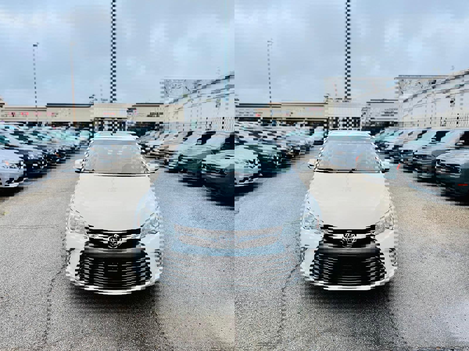 Used 2015 Toyota Camry XLE w/ Moonroof Package image 2