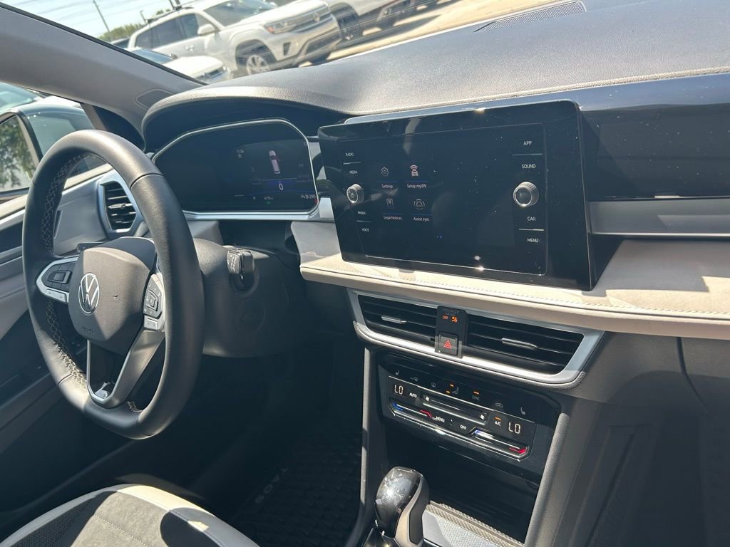Certified 2025 Volkswagen Taos SE w/ Panoramic Sunroof Package FWD image 34