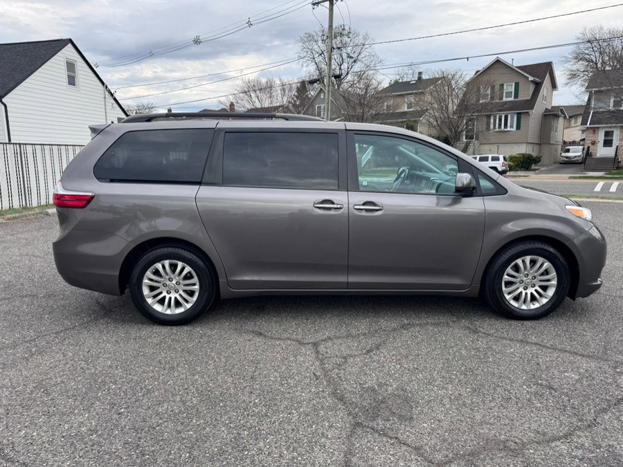 Used 2017 Toyota Sienna XLE Premium image 7