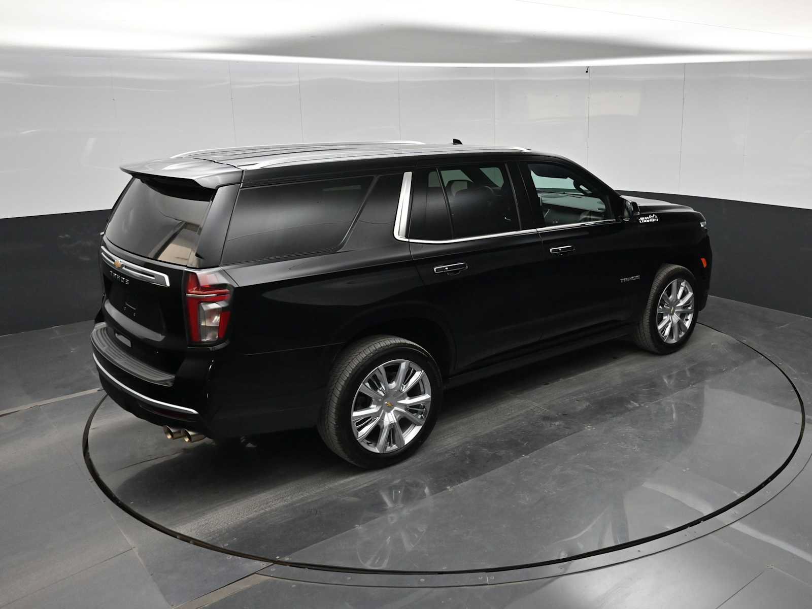 Used 2024 Chevrolet Tahoe High Country w/ Premium Package AWD/4WD image 30