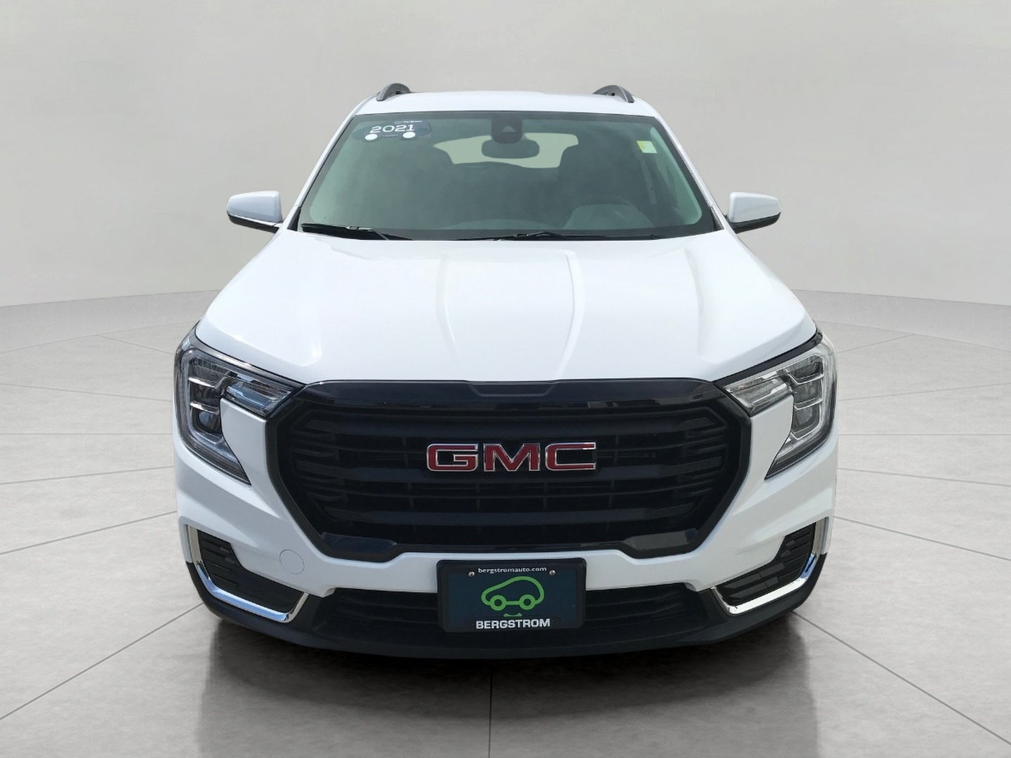 Certified 2024 GMC Terrain SLE w/ Driver Convenience Package AWD/4WD image 3