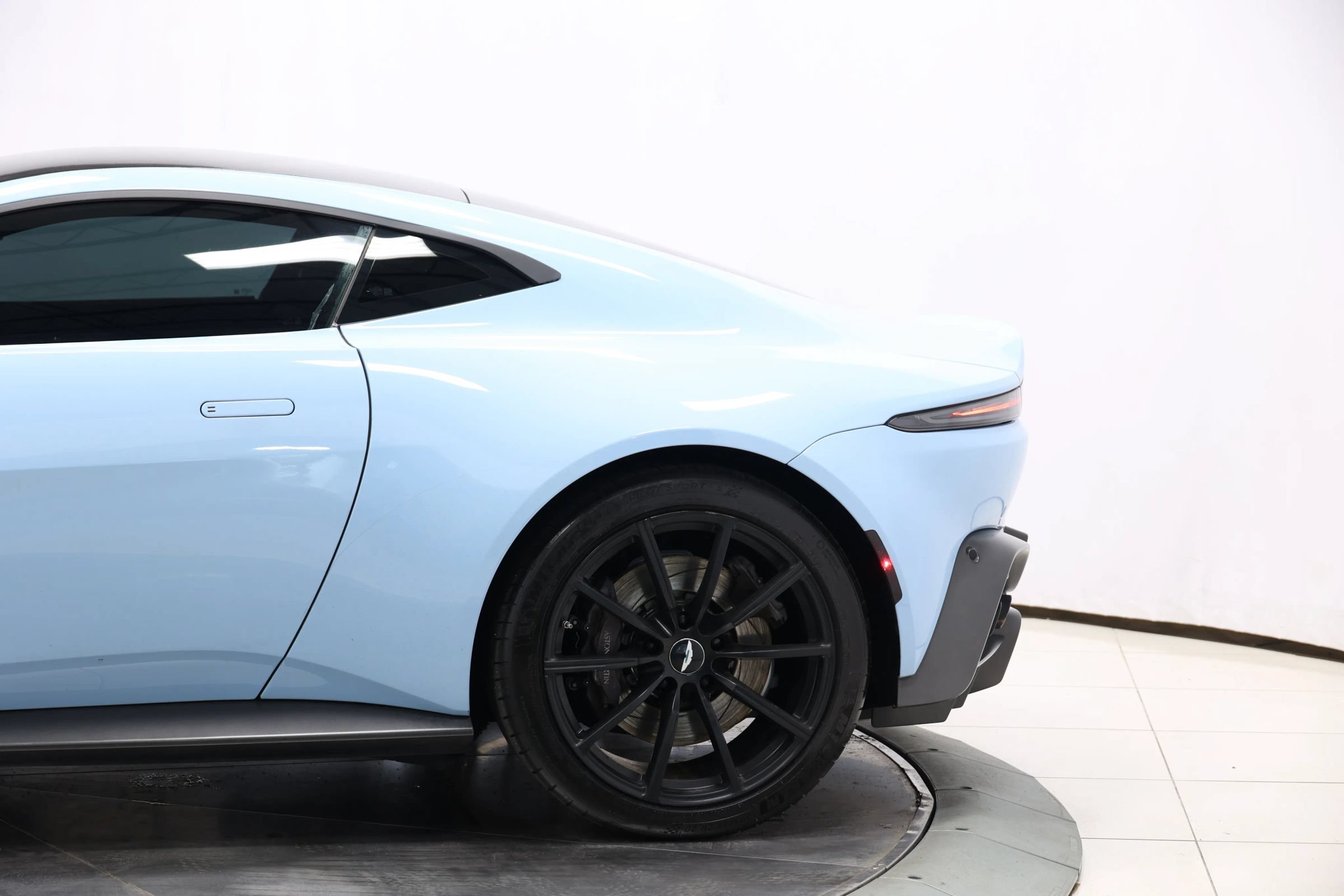 Used 2020 Aston Martin V8 Vantage Coupe RWD image 10