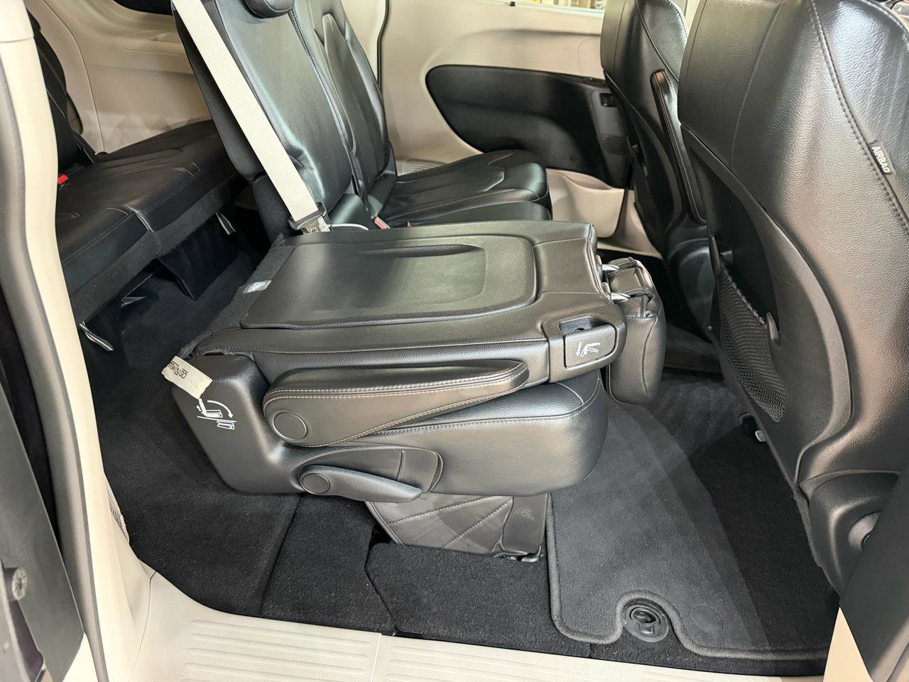 Used 2019 Chrysler Pacifica Touring-L image 17