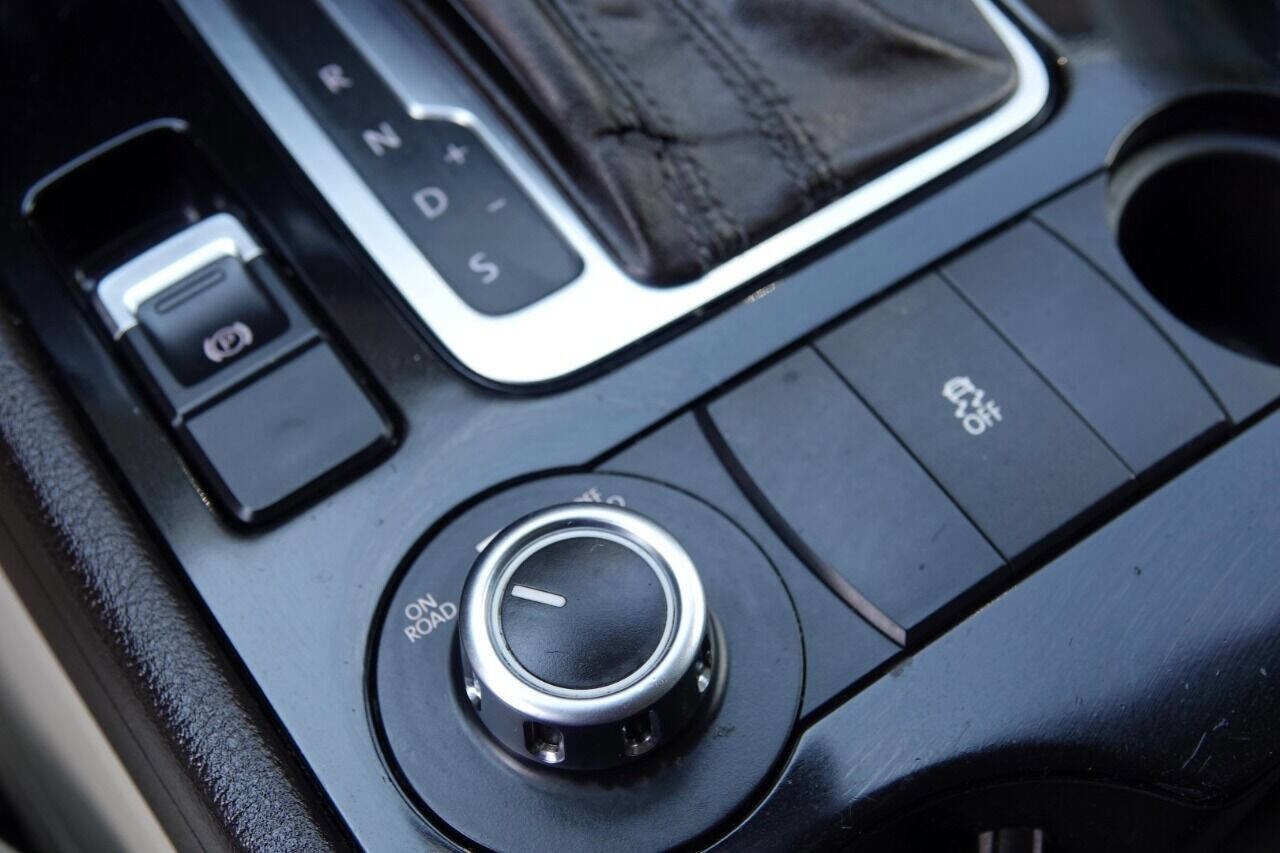 Used 2012 Volkswagen Touareg Sport image 40