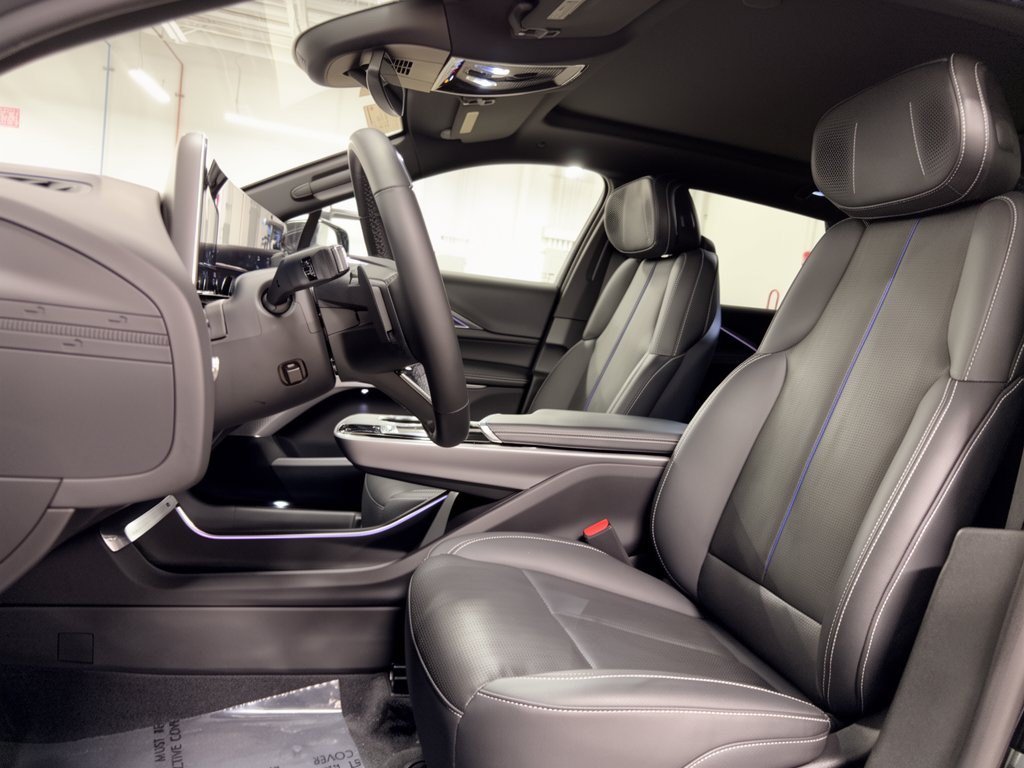 Used 2024 Cadillac Lyriq Luxury RWD image 5