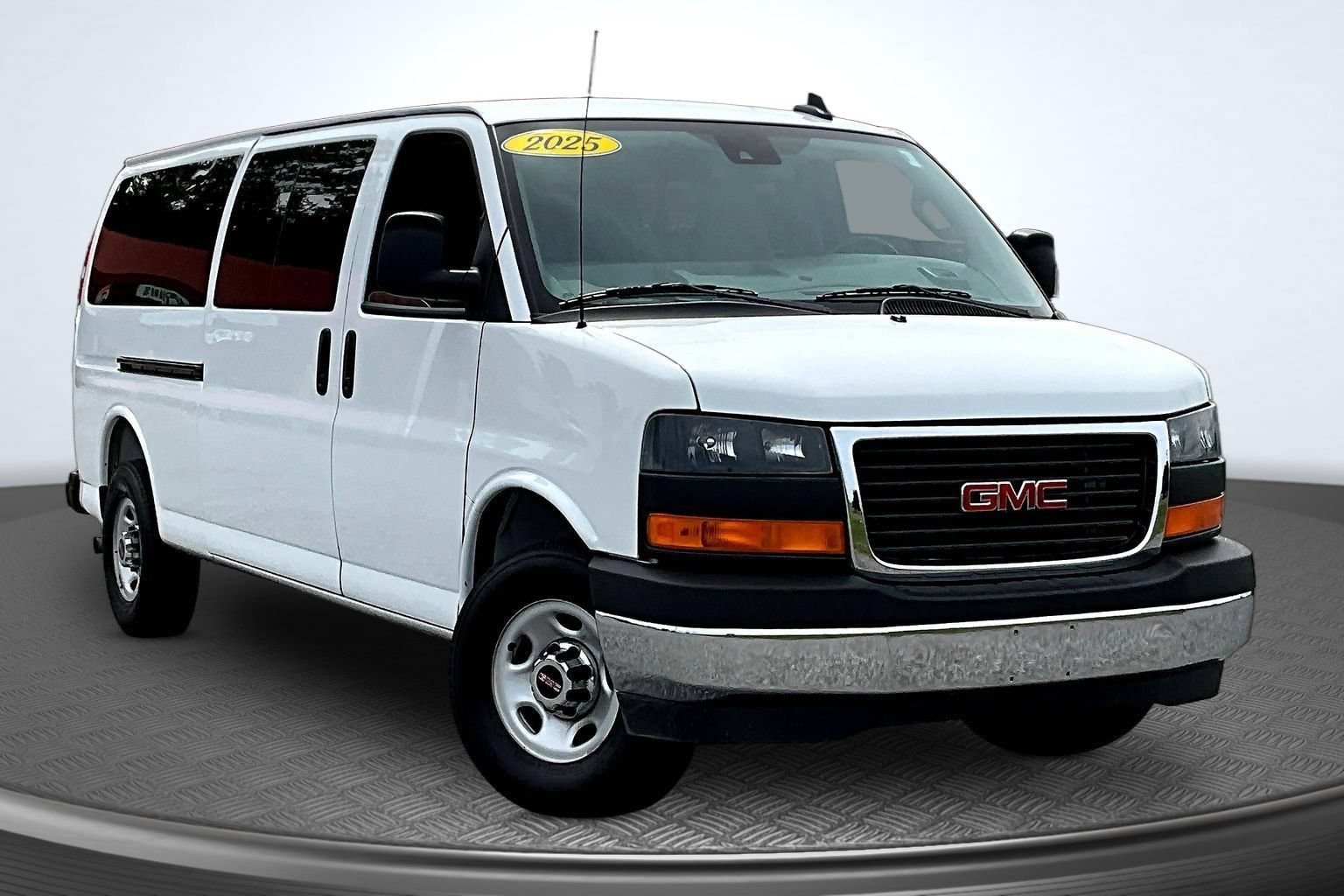 Used 2025 GMC Savana 3500 LT w/ LT Preferred Equipment Group RWD image 3