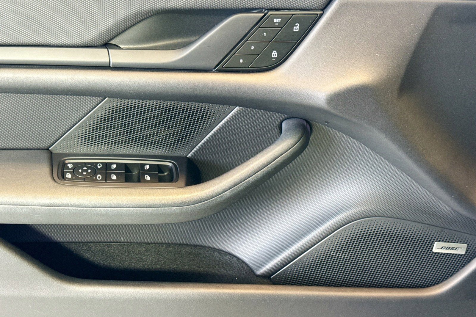 Used 2022 Porsche Taycan image 18